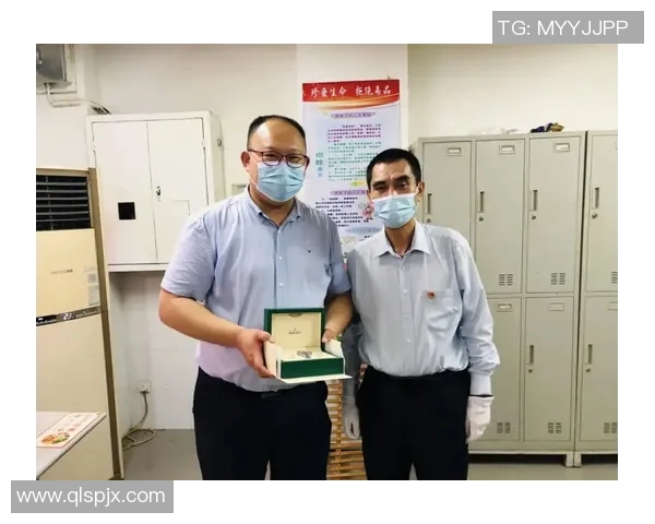 二爷拆卡揭秘：足球球星卡的珍稀收藏与市场价值解析