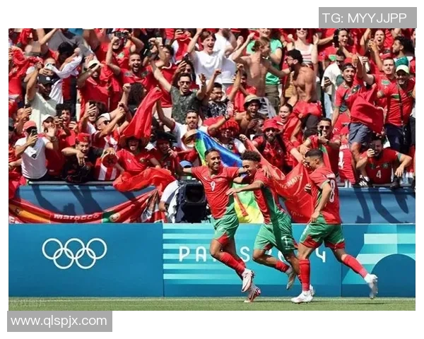 足球球星与球迷共鸣:探讨球场内外的情感联结与激情互动 足球球星与球迷共鸣:探讨球场内外的情感联结与激情互动